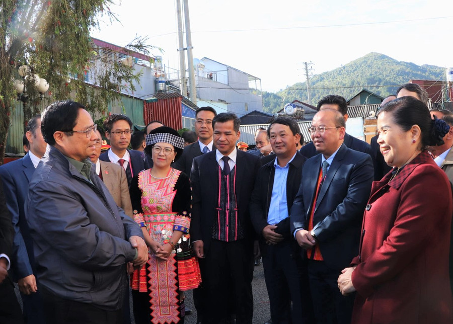 Thủ tướng trò chuyện cùng lãnh đạo tỉnh Lai Châu. Thủ tướng trò chuyện cùng lãnh đạo tỉnh Lai Châu.