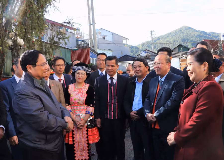 Thủ tướng trò chuyện cùng lãnh đạo tỉnh Lai Châu.