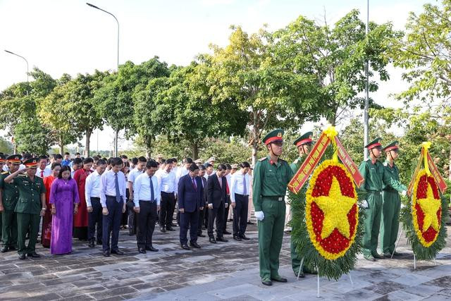 Chùm ảnh: Thủ tướng dâng hương tưởng niệm các anh hùng, liệt sĩ