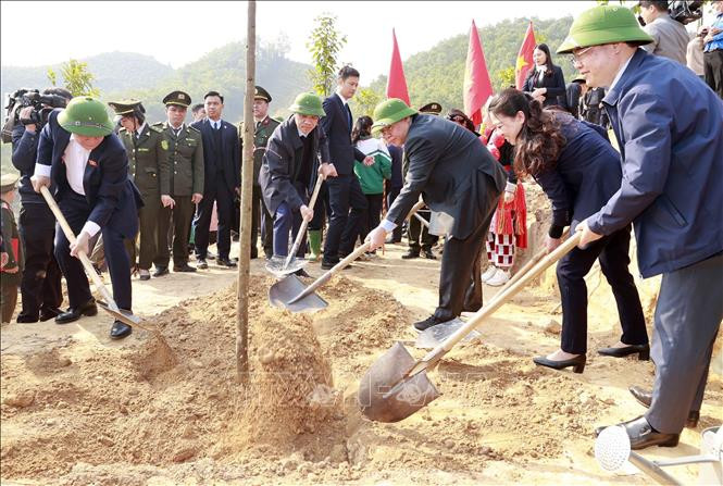 Chủ tịch Quốc hội Vương Đình Huệ tham gia trồng cây tại xã Chân Sơn, huyện Yên Sơn, tỉnh Tuyên Quang.