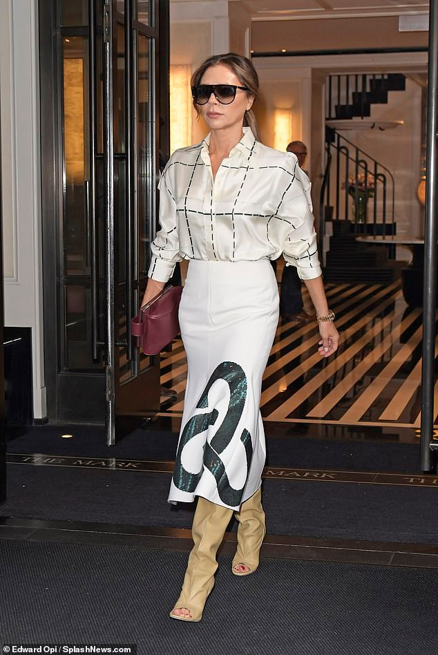 victoria beckham sành điệu ra phố với trang phục tự thiết kế hình 2 victoria beckham sanh dieu ra pho voi trang phuc tu thiet ke hinh 2