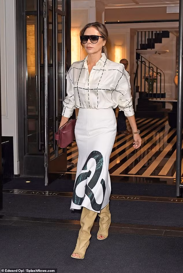 victoria beckham sanh dieu ra pho voi trang phuc tu thiet ke hinh 2