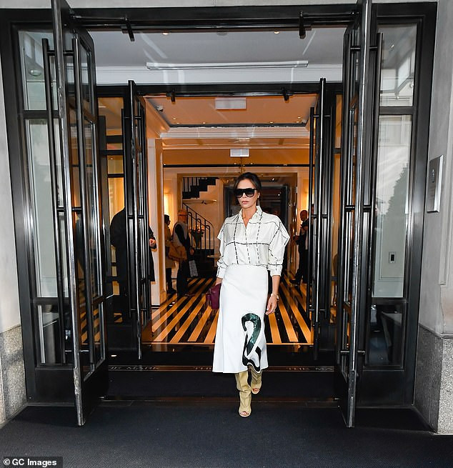 victoria beckham sành điệu ra phố với trang phục tự thiết kế hình 9 victoria beckham sanh dieu ra pho voi trang phuc tu thiet ke hinh 9