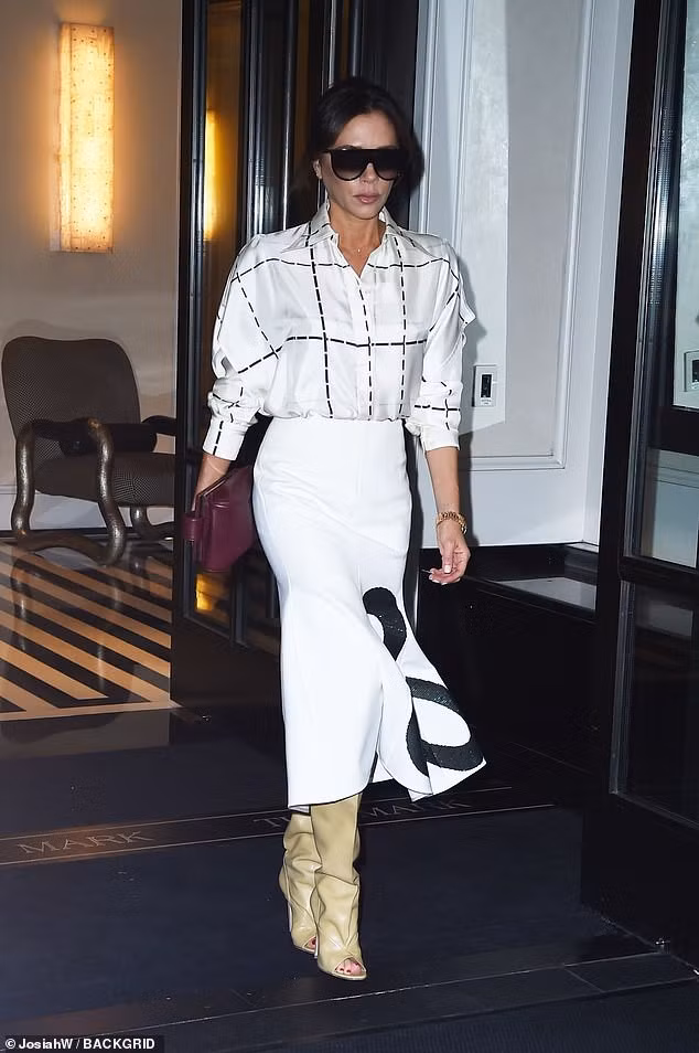 victoria beckham sanh dieu ra pho voi trang phuc tu thiet ke hinh 5