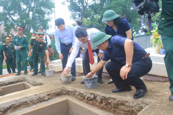 Hài cốt liệt sỹ quân tình nguyện Việt Nam được an táng tại Nghĩa trang Liệt sỹ Tông Khao