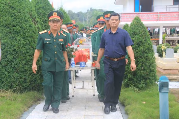 Điện Biên: An táng 12 hài cốt liệt sỹ quân tình nguyện Việt Nam hy sinh tại Lào