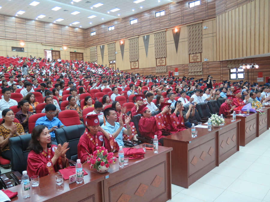 Hàng nghìn cán bộ, giảng viên và sinh viên Trường Đại học Tây Bắc tham dự lễ bế giảng