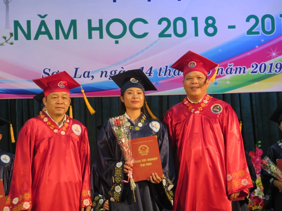 Trường ĐH Tây Bắc trao bằng tốt nghiệp đại học, cao đẳng cho gần 700 sinh viên