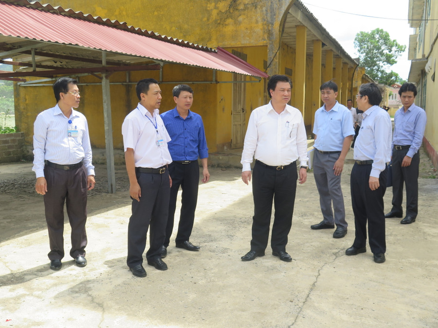 Thứ trưởng Nguyễn Hữu Độ (đứng giữa) kiểm tra cơ sở vật chất tại điểm thi THPT Thảo Nguyên, huyện Mộc Châu