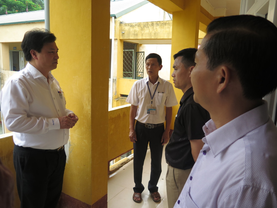 Thứ trưởng Nguyễn Hữu Độ (bên trái) yêu cầu điểm thi THPT Mai Châu A sớm khắc phục những tồn tại trong công tác chuẩn bị