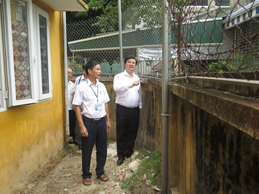 Thứ trưởng Nguyễn Hữu Độ (bên phải) cảnh báo các điểm thi cần chủ động các phương án, tránh lộ, lọt đề thi