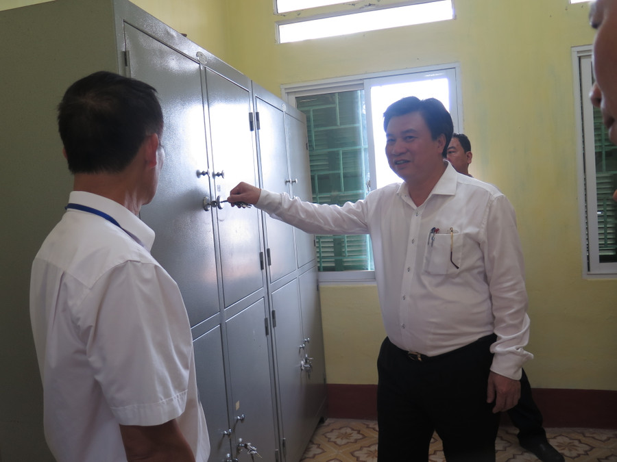 Thứ trưởng Nguyễn Hữu Độ (bên phải) đề nghị cần nâng cao hơn nữa tính bảo mật của đề thi, bài thi