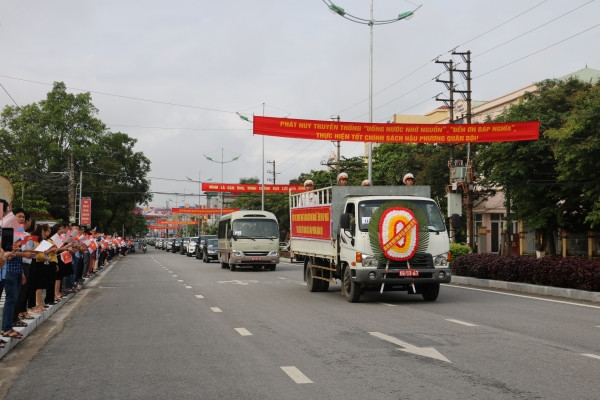 Đông đảo cán bộ, chiến sỹ, nhân dân đã đến tiễn đưa các liệt sỹ về với đất mẹ