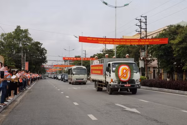 Đông đảo cán bộ, chiến sỹ, nhân dân đã đến tiễn đưa các liệt sỹ về với đất mẹ