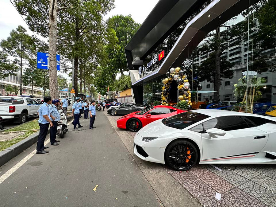 Cửa hàng K-SUPER trưng bày siêu xe trên vỉa hè. Cửa hàng K-SUPER trưng bày siêu xe trên vỉa hè.