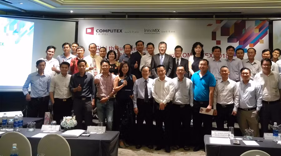 Đại diện TAITRA, Đài Loan và Đại diện HCA chụp hình lưu niệm với DN Việt Nam tại buổi giới thiệu COMPUTEX 2018. 