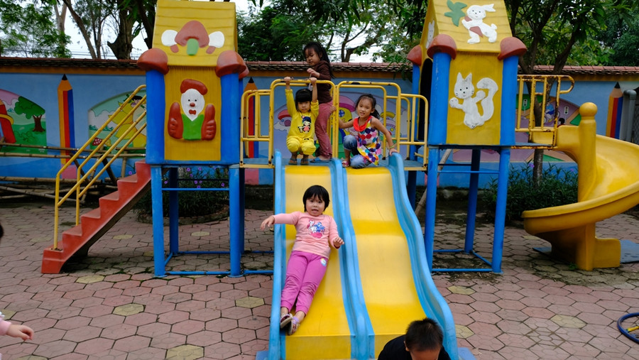 Việc nhiều trường mầm non thu học phí vượt quy định do có sự vênh nhau trong các văn bản hướng dẫn