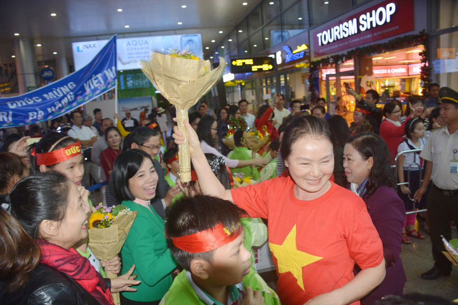 Niềm vui của học sinh, giáo viên Trường TH Đức Trí (Đà Nẵng) khi đội tuyển Robotics mang chiến thắng trở về