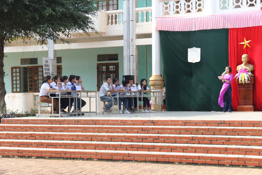 Thi tìm hiểu sức khỏe sinh sản vị thành niên trong tiết chào cờ tại Trường THPT Tây Hiếu (Nghệ An)