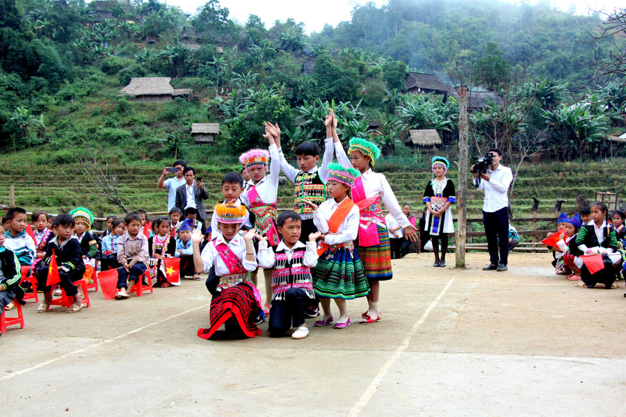 Hát múa truyền thống trong một tiết chào cờ