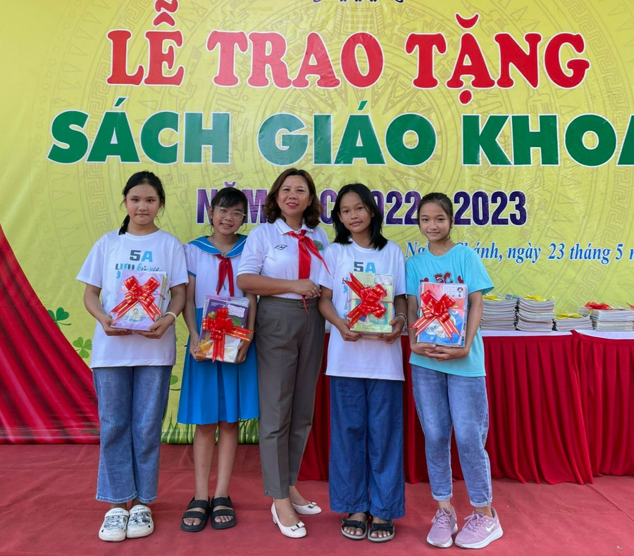 Lễ trao tặng SGK tại trường Tiểu học Nghĩa Chánh. Lễ trao tặng SGK tại trường Tiểu học Nghĩa Chánh.