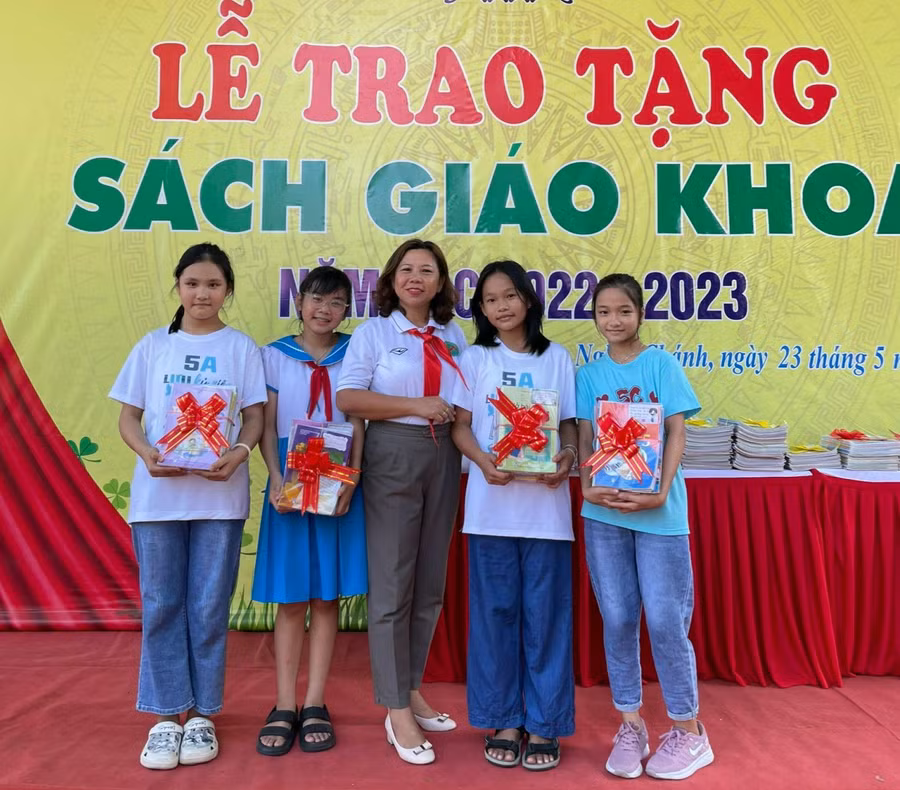 Lễ trao tặng SGK tại trường Tiểu học Nghĩa Chánh.