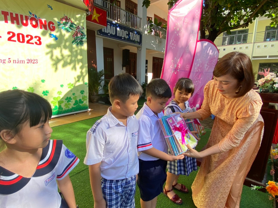 Tặng SGK cho học sinh tại Trường Tiểu học Trần Phú. Tặng SGK cho học sinh tại Trường Tiểu học Trần Phú.