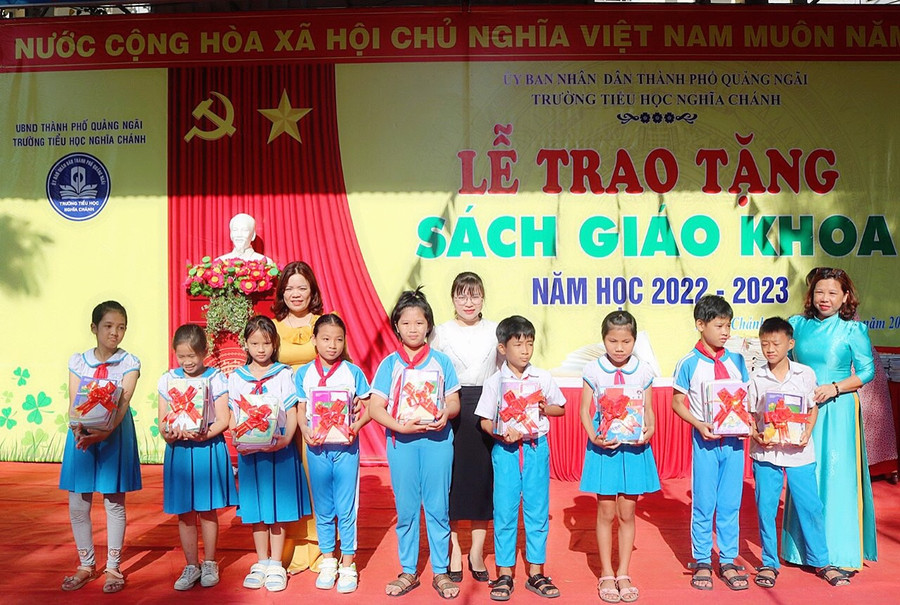 Những bộ sách được các trường trao tại lễ bế giảng năm học.