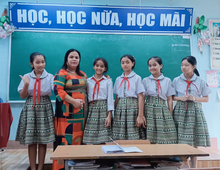 Cô Đinh Thị Hinh là giáo viên người Ca Dong duy nhất tại trường.