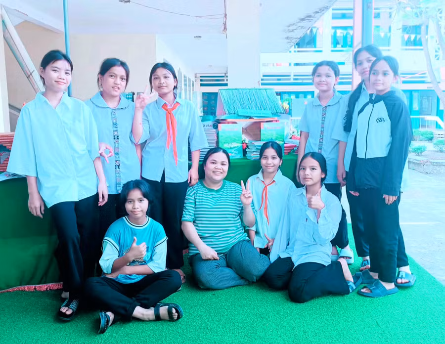 Cô Hinh chinh phục học sinh bằng sự tận tâm và gần gũi.