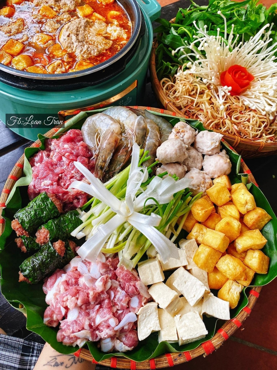 Mẹt đồ nhúng ăn kèm lẩu riêu cua.