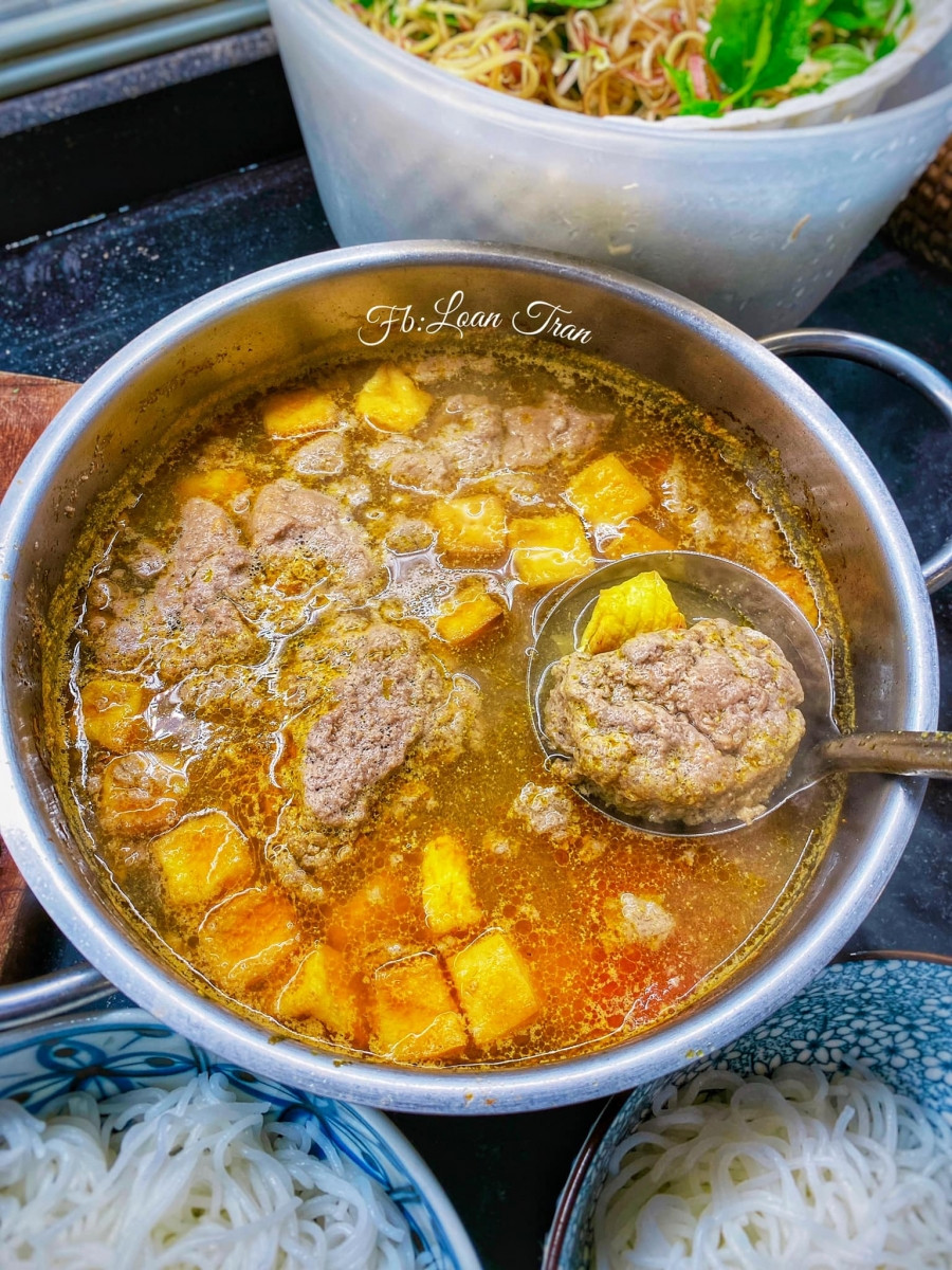 Chỉ cần 2 lạng cua là có thể nấu được nồi nước riêu cua ngon như thế này.