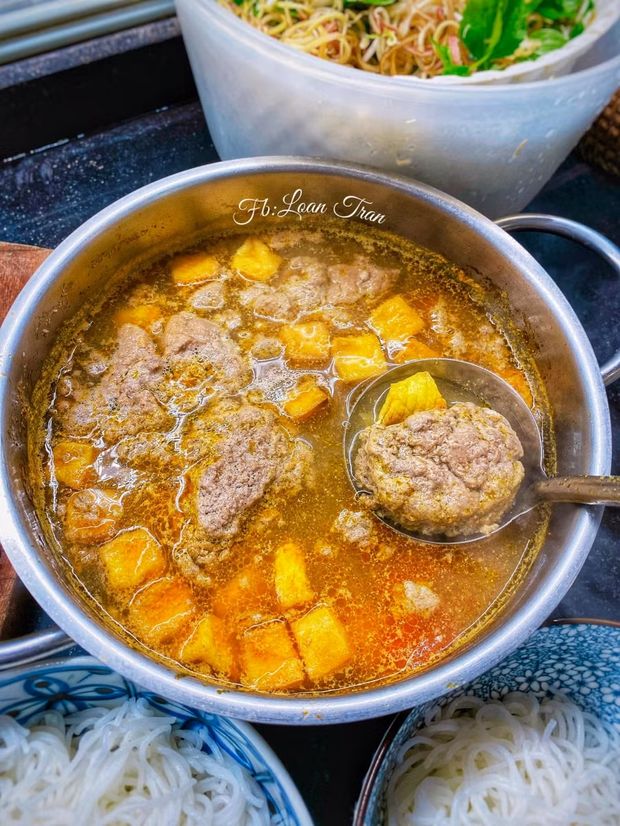 Chỉ cần 2 lạng cua là có thể nấu được nồi nước riêu cua ngon như thế này.