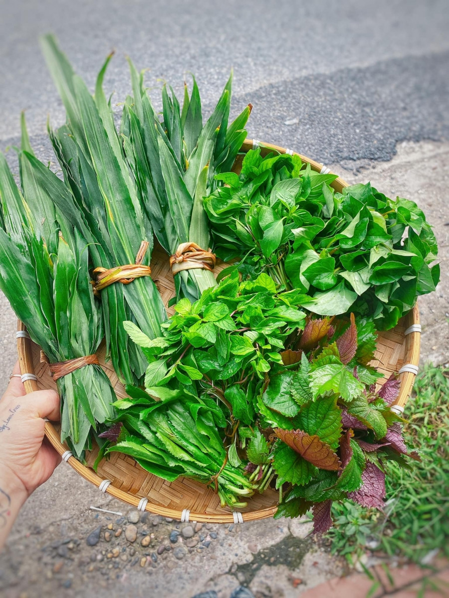 Ăn riêu cua không thể thiếu rau thơm.