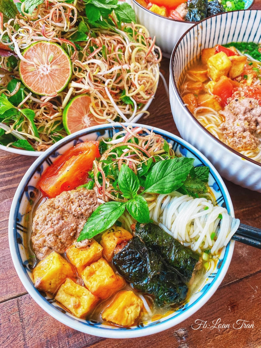 Tô bún riêu cua. Topping đơn giản chỉ có đậu phụ, chả lá lốt, thịt cua, cà chua... Mọi người có thể biến tấu topping tuỳ ý: sườn sụn, thịt bò, mọc, ốc... Ăn bún riêu cua với hoa chuối, giá đỗ và tất cả các loại rau thơm.