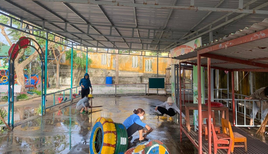 Toàn huyện Lý Sơn có 3 trường và 7 điểm trường mầm non chưa thể đón trẻ trở lại sau bão. Toàn huyện Lý Sơn có 3 trường và 7 điểm trường mầm non chưa thể đón trẻ trở lại sau bão.