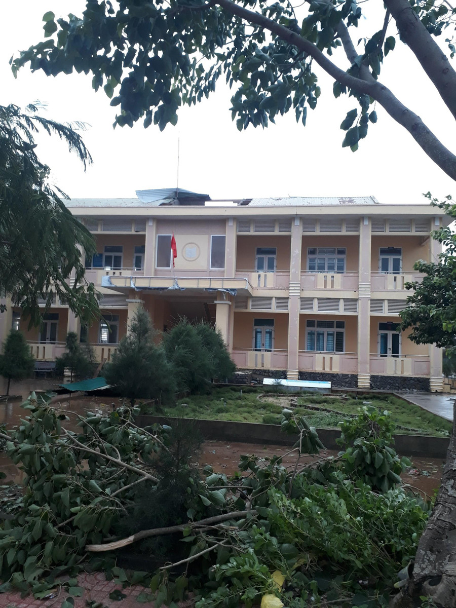 Bão Noru cũng khiến nhiều trường học trên đảo bị tốc mái. Bão Noru cũng khiến nhiều trường học trên đảo bị tốc mái.