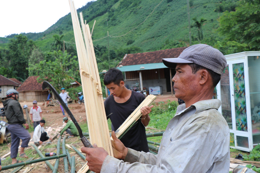 Không ai bảo ai, mỗi người một phần việc giúp bà con trong làng dựng lại nhà. Không ai bảo ai, mỗi người một phần việc giúp bà con trong làng dựng lại nhà.