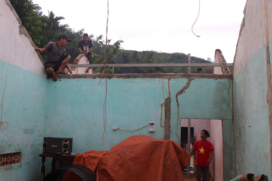 Gió bão đã làm tốc mái căn nhà của anh Vuối. Gió bão đã làm tốc mái căn nhà của anh Vuối.