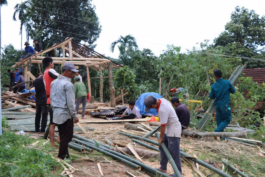 Người trong làng cùng nhau dựng lại nhà cho bà Xấu.