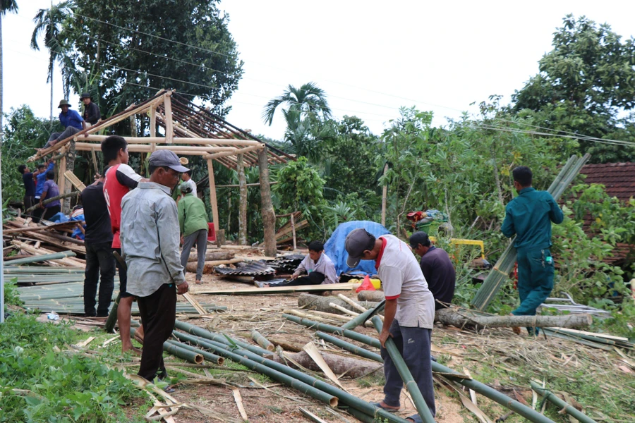 Người trong làng cùng nhau dựng lại nhà cho bà Xấu.