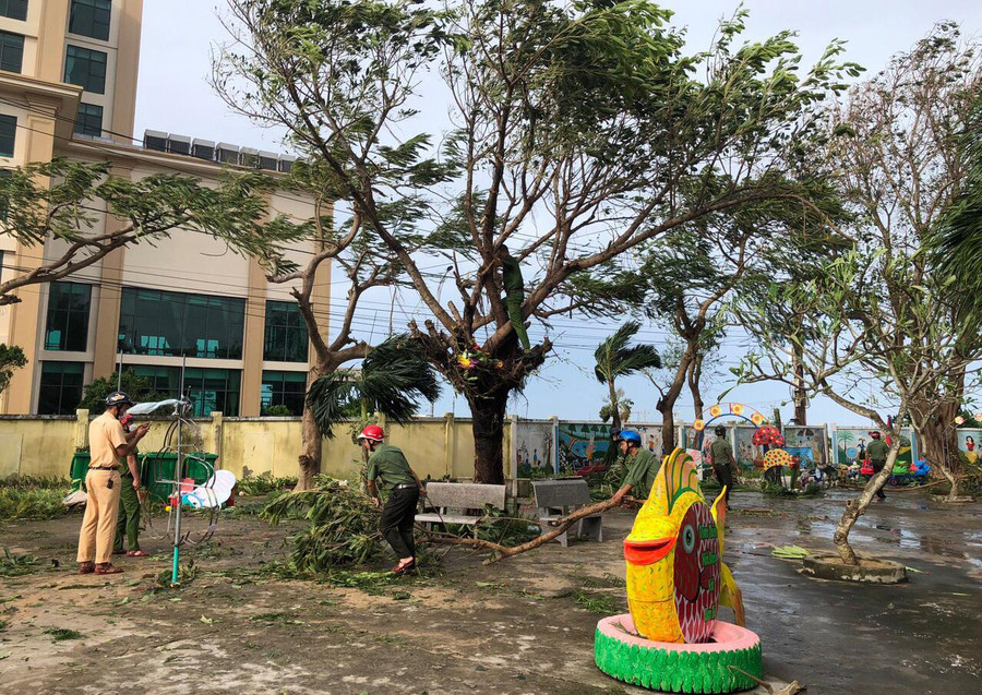 Lực lượng công an huyện giúp các trường mầm non dọn dẹp sau bão. Lực lượng công an huyện giúp các trường mầm non dọn dẹp sau bão.