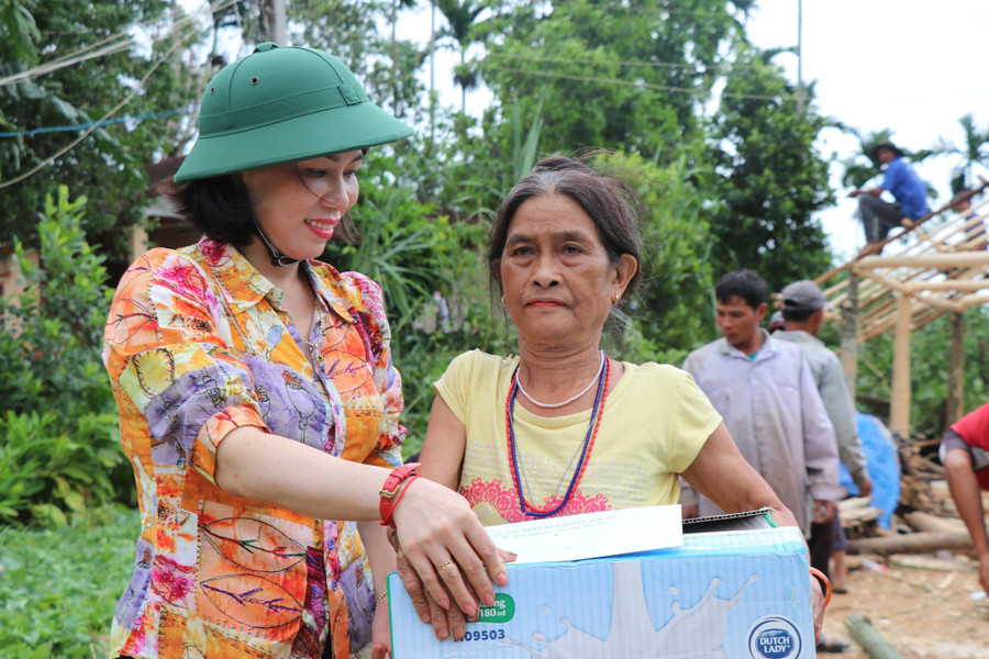 Huyện Sơn Hà cũng đã đến thăm hỏi, tặng quà cho gia đình các trường hợp có nhà sập do mưa, bão. Huyện Sơn Hà cũng đã đến thăm hỏi, tặng quà cho gia đình các trường hợp có nhà sập do mưa, bão.