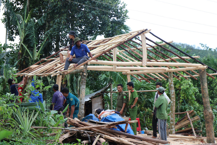 Chính quyền xã, cùng lực lượng công an, dân quân tự vệ cũng tham gia hỗ trợ người dân dựng lại nhà cửa. Chính quyền xã, cùng lực lượng công an, dân quân tự vệ cũng tham gia hỗ trợ người dân dựng lại nhà cửa.
