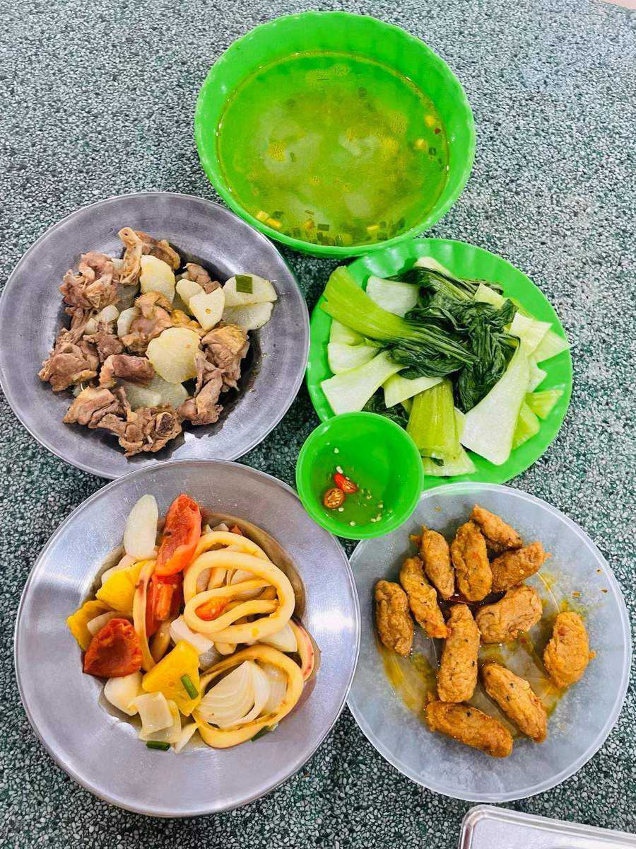 Bữa ăn hàng ngày của sinh viên trong Trung tâm.