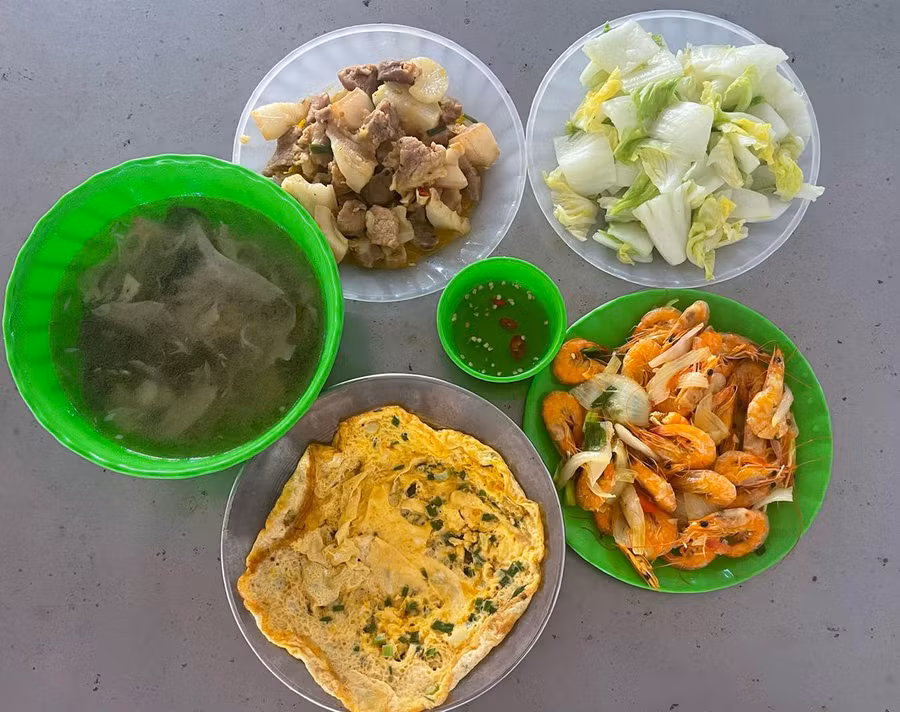 Bữa ăn của sinh viên tại Trung tâm.