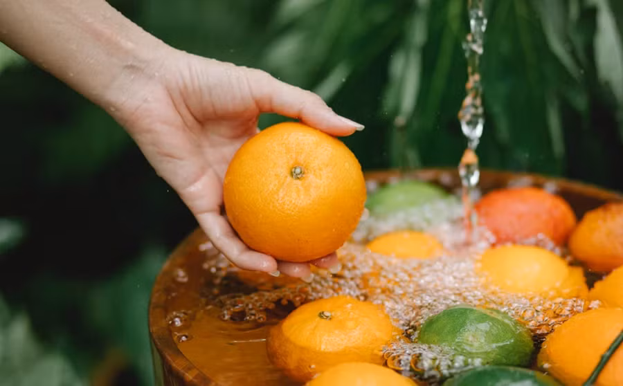  Rửa rau củ quả bằng nước thường không loại bỏ được hết độc tố. (Ảnh: ITN).