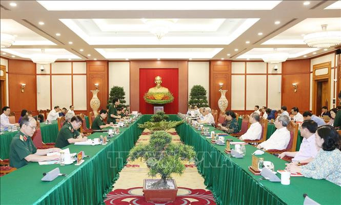 Sáng 12/9, tại Trụ sở Trung ương Đảng, tập thể Bộ Chính trị đã làm việc với Thường vụ Quân ủy Trung ương, cho ý kiến về dự thảo văn kiện và công tác chuẩn bị nhân sự Đại hội Đảng bộ Quân đội lần thứ XI, nhiệm kỳ 2020-2025. Tổng Bí thư, Chủ tịch nước Nguyễn Phú Trọng chủ trì cuộc làm việc.