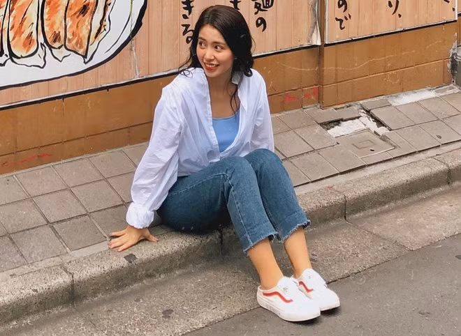 Nàng nấm kị nhất là những bức hình chụp cả người chính vì vậy hãy học Mẫn Tiên tạo dáng ngồi thế này.