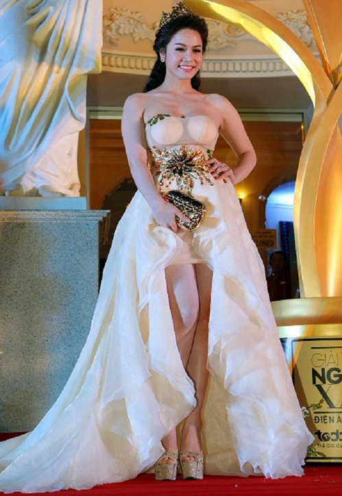 Bộ cánh xuyên thấu, đính hẳn mút ngực vào cúp áo thật sự không làm Nhật Kim Anh trông đẹp hơn chút nào.